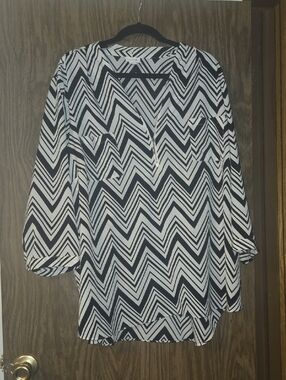 Jaclyn Smith Black and White Chevron Blouse